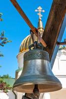 campana de cobre en el fondo de la iglesia foto