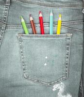 lápices de colores en el bolsillo trasero de los jeans azules foto