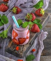 yogur con fresas frescas, batidos de leche foto