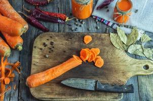 zanahorias en rodajas en una tabla de cortar foto