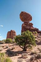 roca equilibrada en el parque nacional arches en utah, estados unidos foto