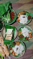 comida tradicional de indonesia en la mesa foto