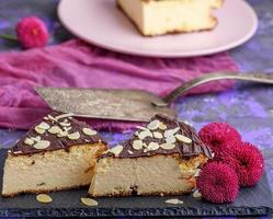 trozos de tarta de queso con chocolate foto