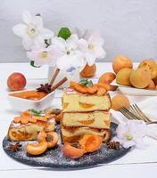 pastel de galletas con albaricoques y fruta fresca foto