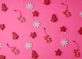 adornos navideños tallados en madera para el árbol navideño foto