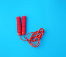 cuerda roja para deportes en un fondo azul foto