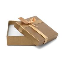 caja de cartón marrón cuadrada con tapa extraíble y lazo de seda aislado sobre fondo blanco foto