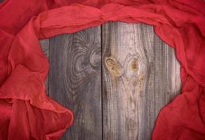 fondo de madera gris abstracto y bufanda roja