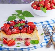 tarta de queso hecha de requesón y fresas frescas foto