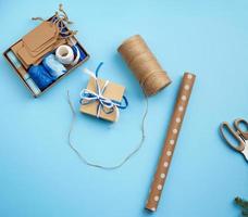 caja de regalo cuadrada, cuerda y papel de regalo foto