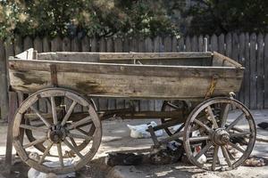 antiguo carro de madera de rareza para un caballo foto