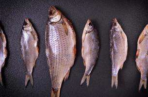 pescado seco es un carnero de varios tamaños l foto