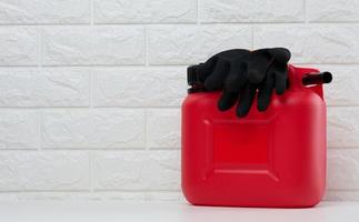 recipiente de plástico rojo para combustibles líquidos y lubricantes sobre un fondo blanco foto