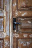 fragmento de una vieja puerta de madera marrón en mal estado