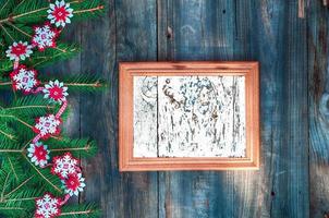 marco de madera vacío para letras navideñas decoradas con ramas de abeto foto
