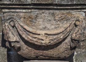 fragmento de un antiguo pedestal de piedra foto