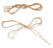 una madeja de cuerda marrón sobre un fondo blanco aislado, vista superior. embalaje natural foto