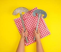 dos manos sosteniendo cuchillos de cocina afilados vintage para carne y verduras foto