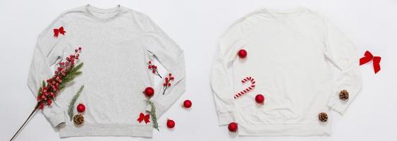 banner de cierre de camisa de plantilla en blanco, sudadera con capucha gris con espacio de copia. concepto de vacaciones de navidad. suéter de maqueta de vista superior aislado sobre fondo blanco. decoraciones de feliz año nuevo. jamper de navidad foto