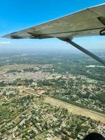 vista desde un avión hacia el ala y la sabana en Kenia a continuación. foto