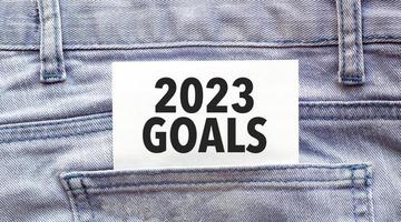 2023 goles palabras en tarjeta blanca y bolsillo de jeans foto