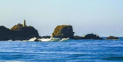 Extremadamente enormes grandes olas surfista playa la punta zicatela méxico. foto