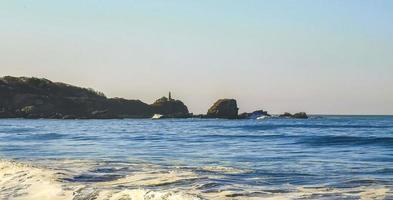 Extremadamente enormes grandes olas surfista playa la punta zicatela méxico. foto