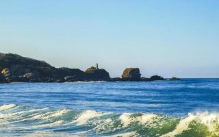 Extremadamente enormes grandes olas surfista playa la punta zicatela méxico. foto