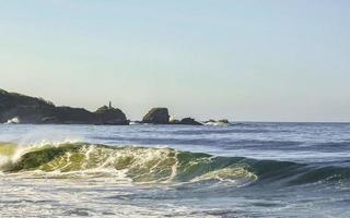 Extremadamente enormes grandes olas surfista playa la punta zicatela méxico. foto