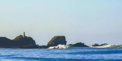 Extremadamente enormes grandes olas surfista playa la punta zicatela méxico. foto