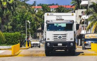 puerto escondido oaxaca mexico 2022 camiones mexicanos transportador de carga autos de entrega en puerto escondido mexico. foto