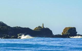 Extremadamente enormes grandes olas surfista playa la punta zicatela méxico. foto