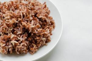 arroz integral cocido en plato blanco foto