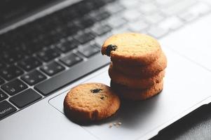 cookies de Internet, mini cookies en la computadora portátil con teclado para el concepto de cookies del navegador de Internet foto