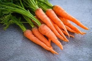 zanahoria en el fondo de la mesa, zanahorias frescas y dulces para cocinar frutas y verduras para el concepto de salud, manojo de zanahorias para bebés y hojas