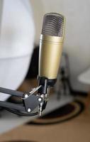 micrófono en la sala de estudio para grabación de música y podcast foto