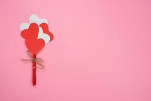 palo de ramo con flores de corazón para elemento de diseño romántico y de San Valentín foto