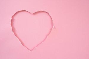 papel rasgado rosa en forma de corazón para fondo y espacio de copia foto