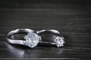 anillos de boda de diamantes sobre fondo negro foto