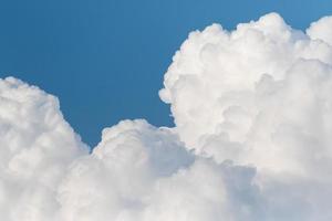 nubes blancas en el cielo azul foto