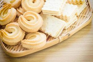 galletas en cuenco de bambú foto