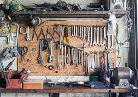 estante de herramientas contra una pared foto
