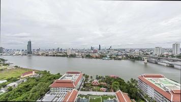 timelapse film over- chao phraya rivier- in Bangkok gedurende zonsondergang
