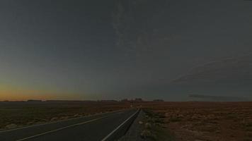 Zeitrafferfilm des Sonnenaufgangs über dem Monument Valley in Utah im Winter video