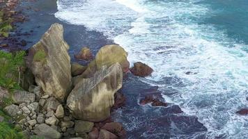 vista aérea de una playa azul con hermosas olas y grandes rocas video