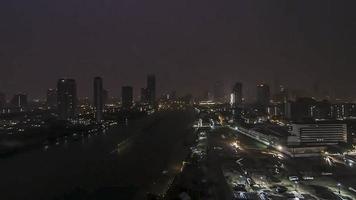 Zeitrafferfilm über den Fluss Chao Phraya in Bangkok bei Sonnenaufgang