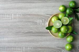 limón colocado en un plato de madera foto