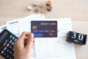 tarjetas de crédito y documentos financieros colocados sobre la mesa. concepto de deuda