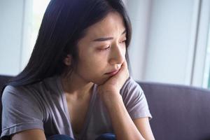 las mujeres tienen síntomas de depresión y quieren morir. severa decepción, triste y molesto foto
