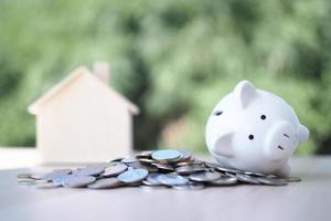 ahorrar dinero para usar la deuda de comprar una casa. ahorro para la casa foto